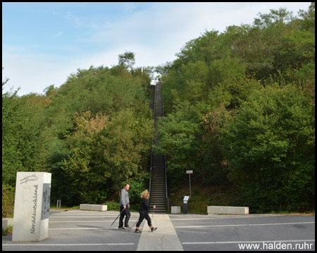 Fuß der Himmelstreppe am Parkplatz Geldernsche Straße