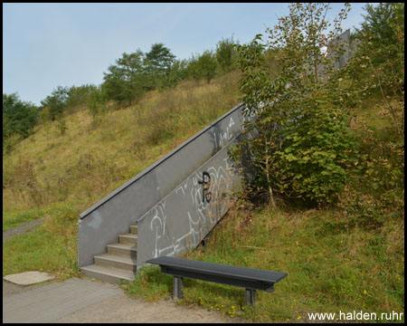 Die Treppen werden flacher und kürzer zum Gipfel hin