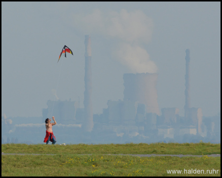 Kraftwerk Voerde im Hintergrund einer Drachensteigerin