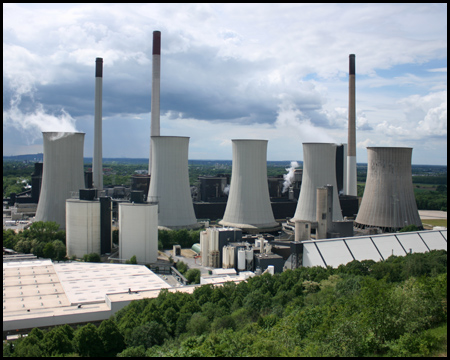Kohlekraftwerk Scholven direkt neben der Halde
