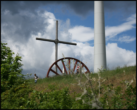 Förderrad und Gipfelkreuz auf dem Gipfel