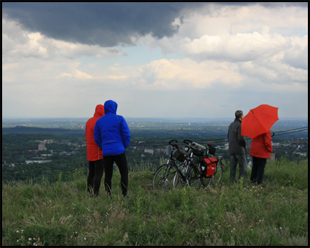 Die Pilger trotzen Windböen und kurzen Schauern