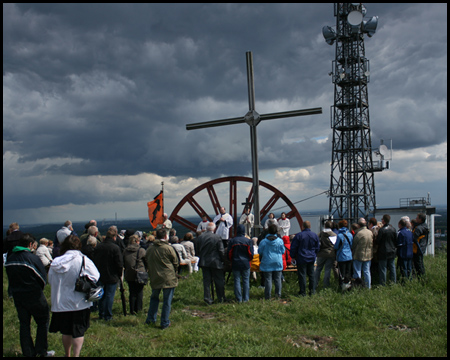 Andacht vor dem Gipfelkreuz und der Seilscheibe