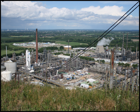 Benachbarte Raffinerie, hinten Chemiepark Marl