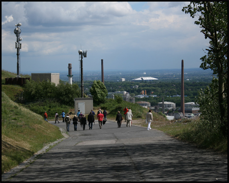 Blick von der Auffahrt nach Süden zur Veltins-Arena in Buer