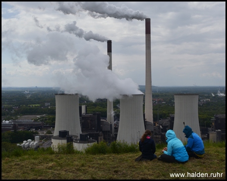 Trautes Zusammensitzen vorm Kohlekraftwerk Scholven