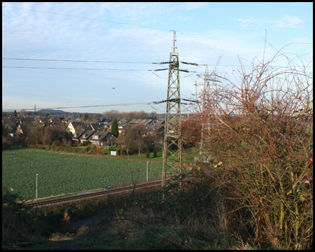 Blick auf Winkelhausen, Halde Rheinpreußen und die Güterbahn