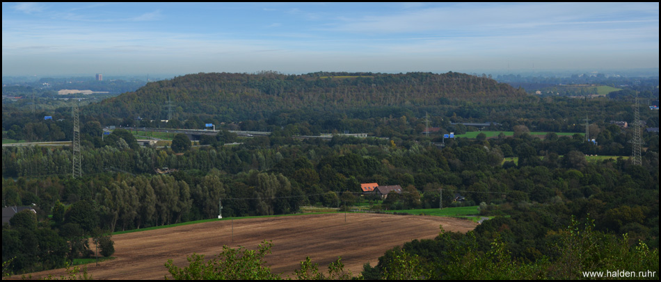 Bergehalde Pattberg bei Kamp-Lintfort, gesehen von der benachbarten Halde Norddeutschland in Neukirchen-Vluyn (Telezoom)