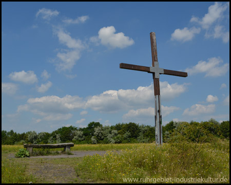 Gipfelkreuz auf der Halde Pattberg mit Rastplatz