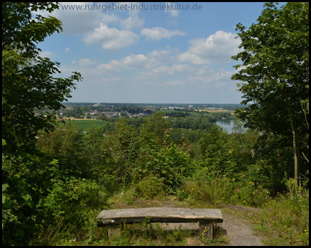 Bank mit freigehaltener Aussicht