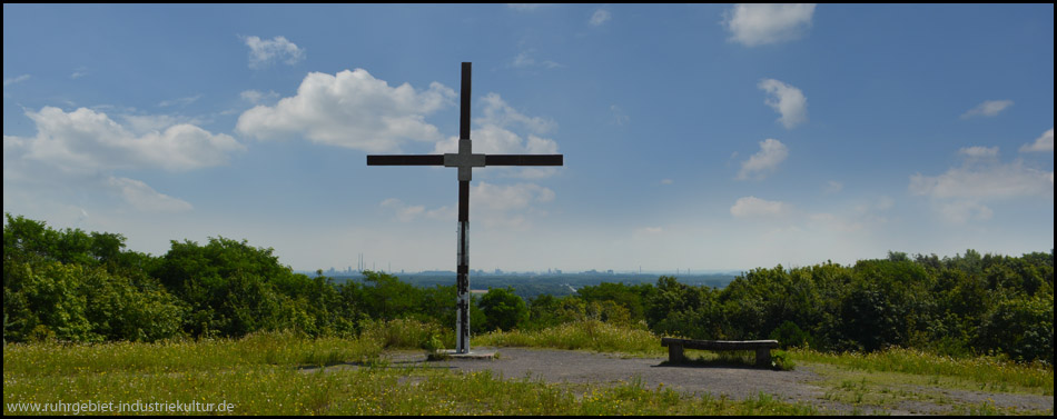 Vom Kreuz aus bietet sich ein weiter Blick auf die Kokerei Schwelgern, den Alsumer Berg und das Stahlwerk Bruckhausen