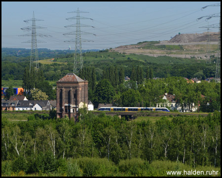 Malakowturm der Zeche Unser Fritz von der Plutohalde gesehen