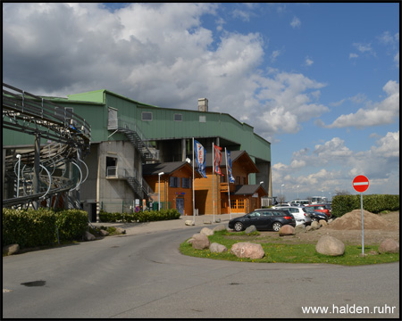 Haupteingang des Alpincenters, links ein Teil  der Sommerrodelbahn