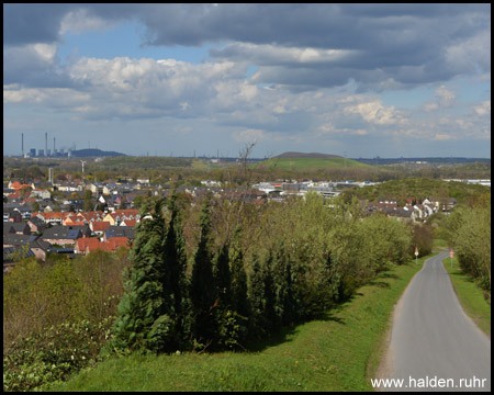 Bergabfahrt vom Parkplatz mit Blick auf die  Mottbruchhalde und die Halde Oberscholven