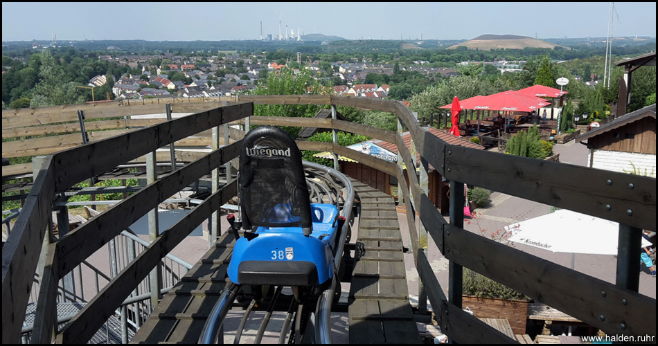 Sommerrodelbahn (Ausstieg) mit Blick zur Halde Oberscholven, zur Mottbruchhalde und auf den Biergarten am Alpincenter