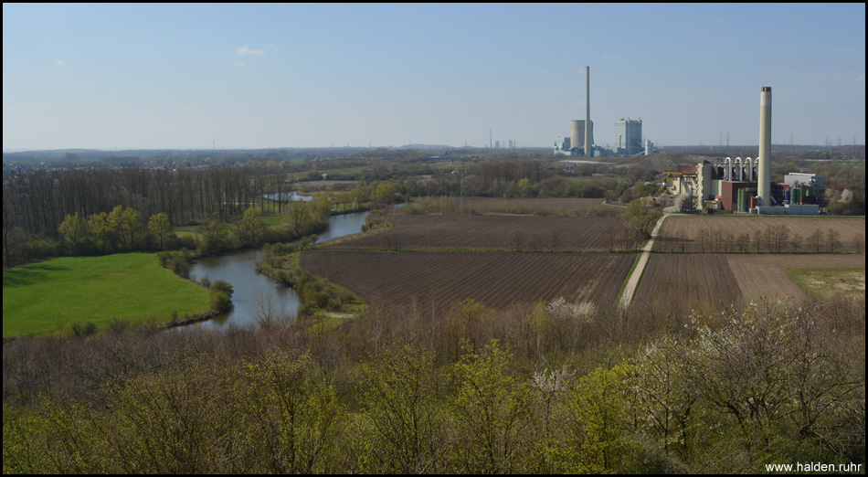 Aussicht vom "Haldenzeichen" auf Altarme der Lippe und zum Gerstein-Kraftwerk in Werne. Hinten in Bildmitte liegt Halde Großes Holz