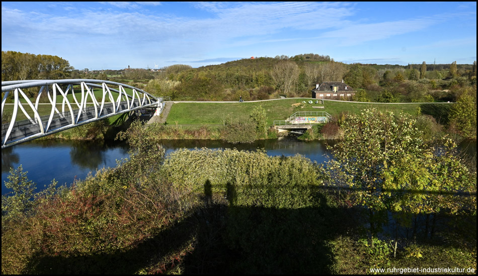 Halde Radbod hinter der Lippe und der Brücke über den Fluss