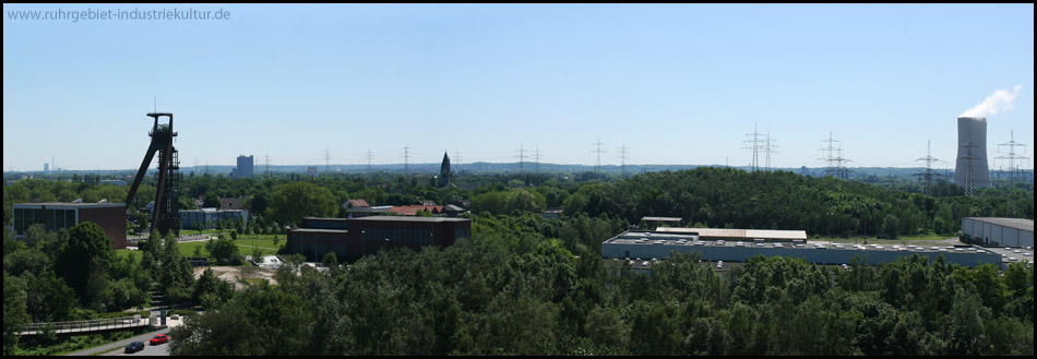 Guter Überblick auf die Zeche und Halde Recklinghausen (rechte Hälfte) von der Großhalde Hoheward aus.  Links beginnt der Zugang der Drachenbrücke vom Stadtteilpark Hochlarmark