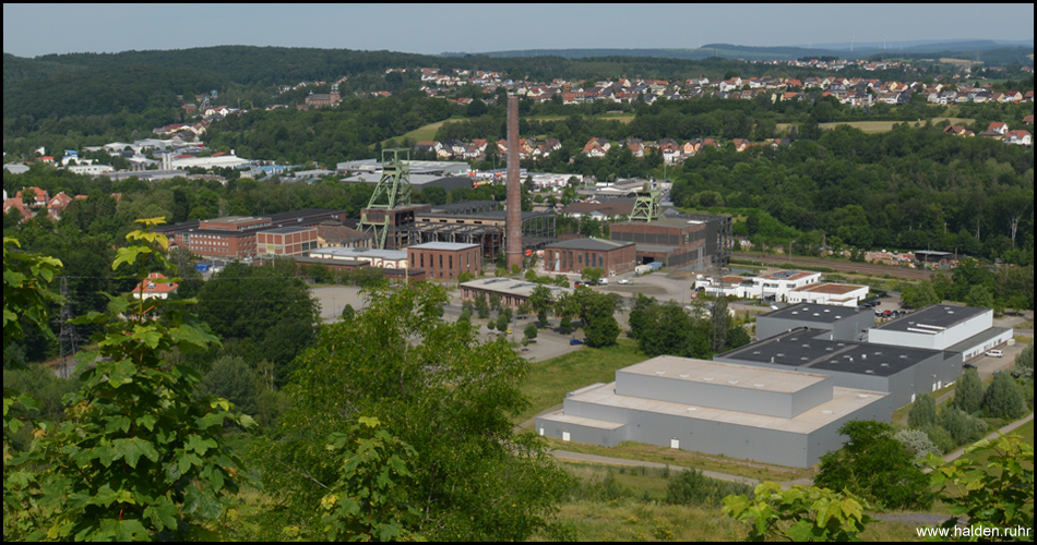 Blick von der Bergehalde auf die Grube Reden