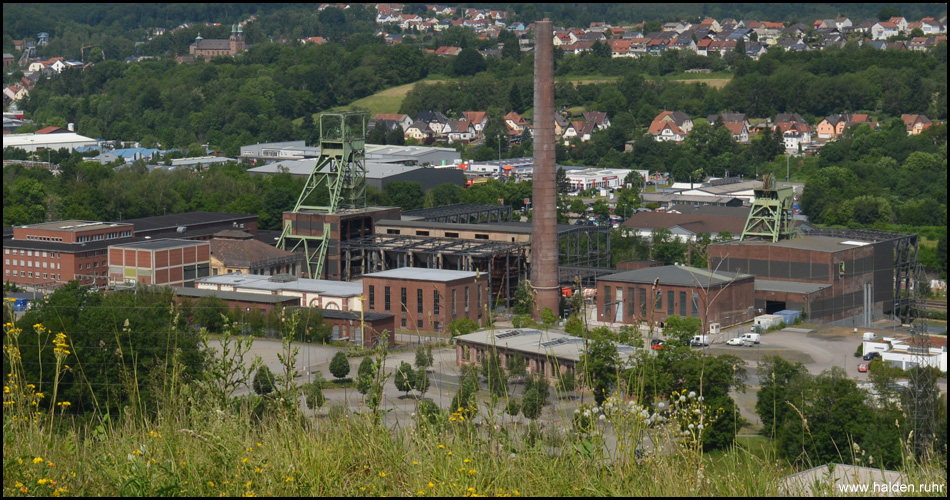 Blick von der Bergehalde auf die Grube Reden im Saarland