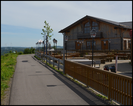 Biergarten und Alm auf dem Gipfel der Halde Reden