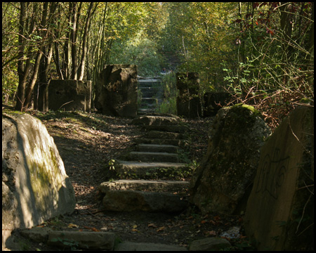 Die Große Treppe mit viel Beton und Fels am Rande