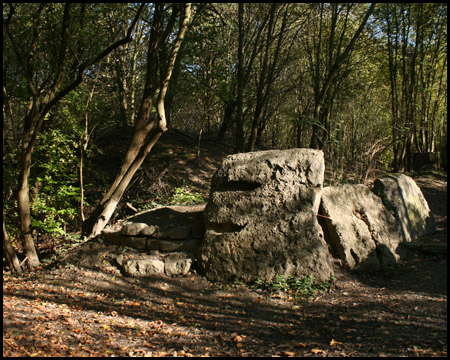 Große Betonblöcke am Wegesrand 