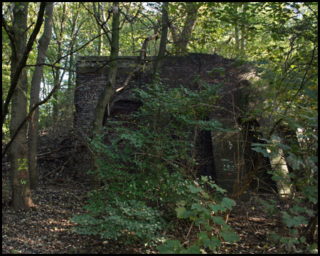 Teile des alten Sprengstoffbunkers der Zeche Rheinelbe