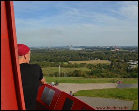 Blick auf den Vorplatz und den nachts beleuchteten Hang