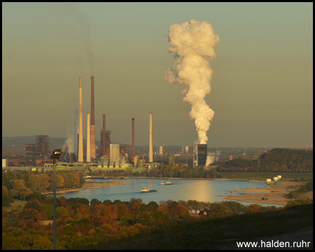 Blick auf den Rhein und die Kokerei Schwelgern