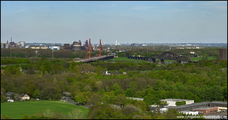 Aussicht von der Halde Rheinpreußen auf das Rheintal mit zwei Brücken und Industrie bei Duisburg.