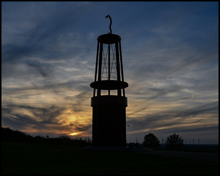 Noch unbeleuchtete Skulptur im Abendrot