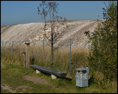 Bank vor der Kalihalde in Ronnenberg