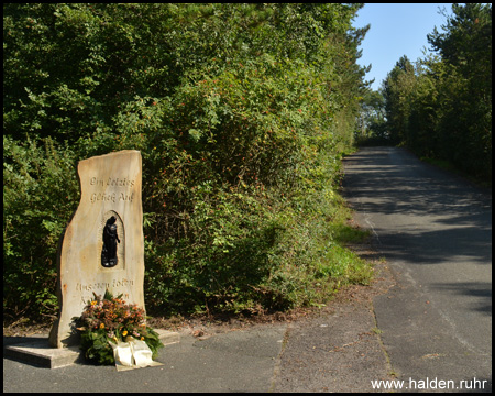 Gedenkstein mit Hl. Barbara am Aufstieg zur Halde