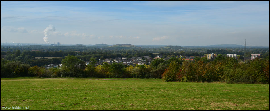 Ausblick auf die Haldenlandschaft Ruhrgebiet – in Blickrichtung Südwest mit mindestens acht Haldengipfeln. Von rechts nach links: Halde Haniel (hinten), Graf Moltke, Mottbruch, Beckstraße, Knappenhalde (hinten), Prosperstraße, Halden 22 und 19.