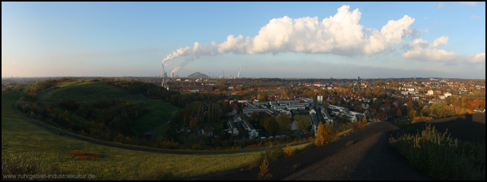 Bogenförmig umrandet der Rungenberg die Siedlung Schüngelberg an zwei Seiten und sorgt für frühe Dämmerung. Das Kraftwerk Scholven (neben der großen Halde) stellt fleißig Wolken her. 
