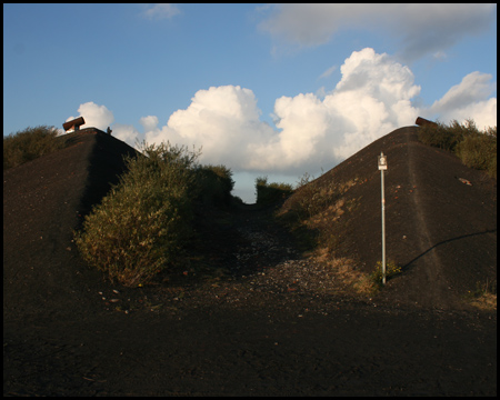 Das Tal zwischen den Dreieckspyramiden