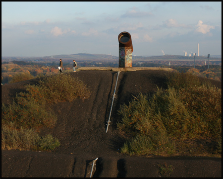 Östlicher Scheinwerfer. Hinten Landschaftspark Hoheward