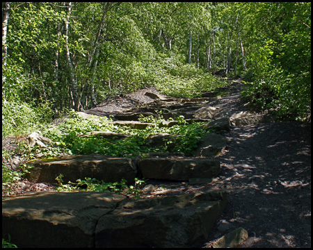Natursteintreppe und Mountainbike-Trail
