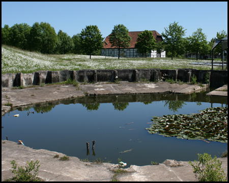 Fundamente eines Kühlturms und Ökozentrum selbst