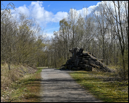 Betonfundamente am Wegesrand