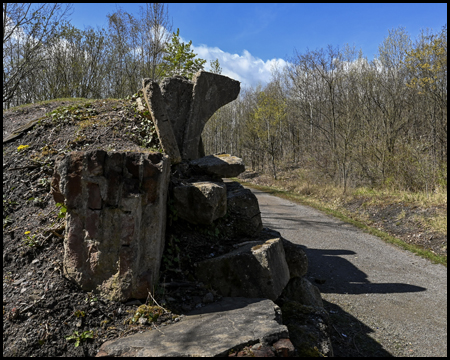 Betonfundamente am Wegesrand