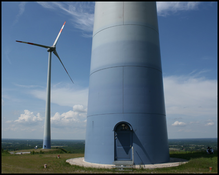 Blau-weiße Windkraftanlagen auf 179 und 187 m ü. NN