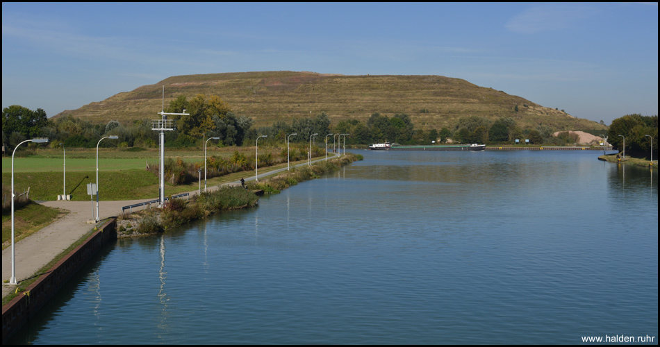 Halde Sehnde direkt am Mittellandkanal