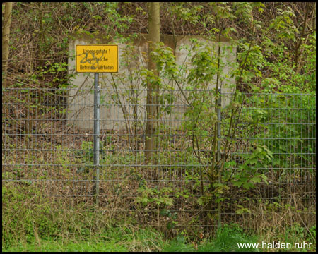 Zaun und Schild dokumentieren die Lebensgefahr hier