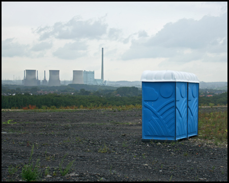 Gerstein-Kraftwerk hinter den mobilen Toiletten