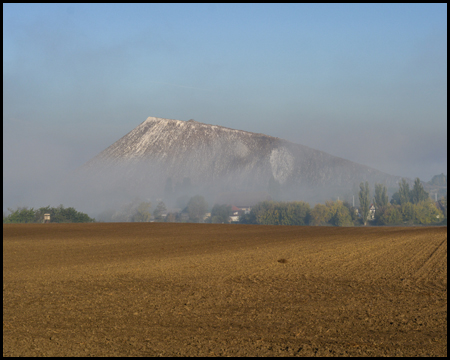 Kalihalde im Nebel