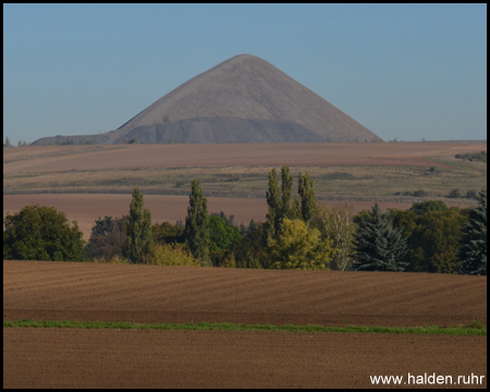 Die Pyramide am Ernst-Thälmann-Schacht von Süden gesehen