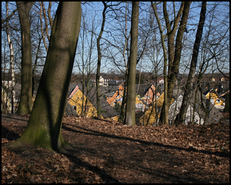 Sicht auf eine Siedlung mit fast ausnahmslos erdfarbenen Häusern