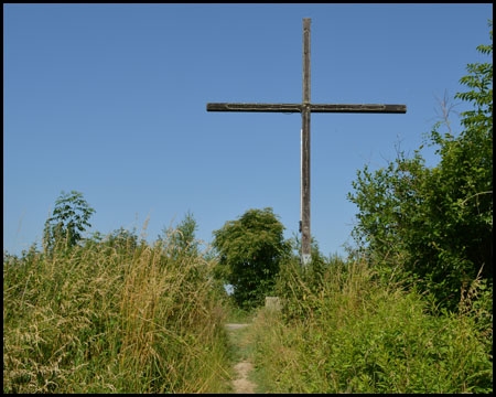 Holzkreuz auf dem niedrigeren der zwei Gipfel der Osthalde